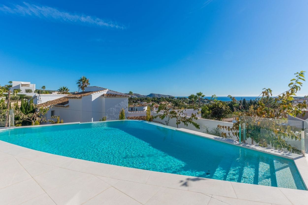 Espectacular villa de nueva construcción con vistas panorámicas al mar en Moraira