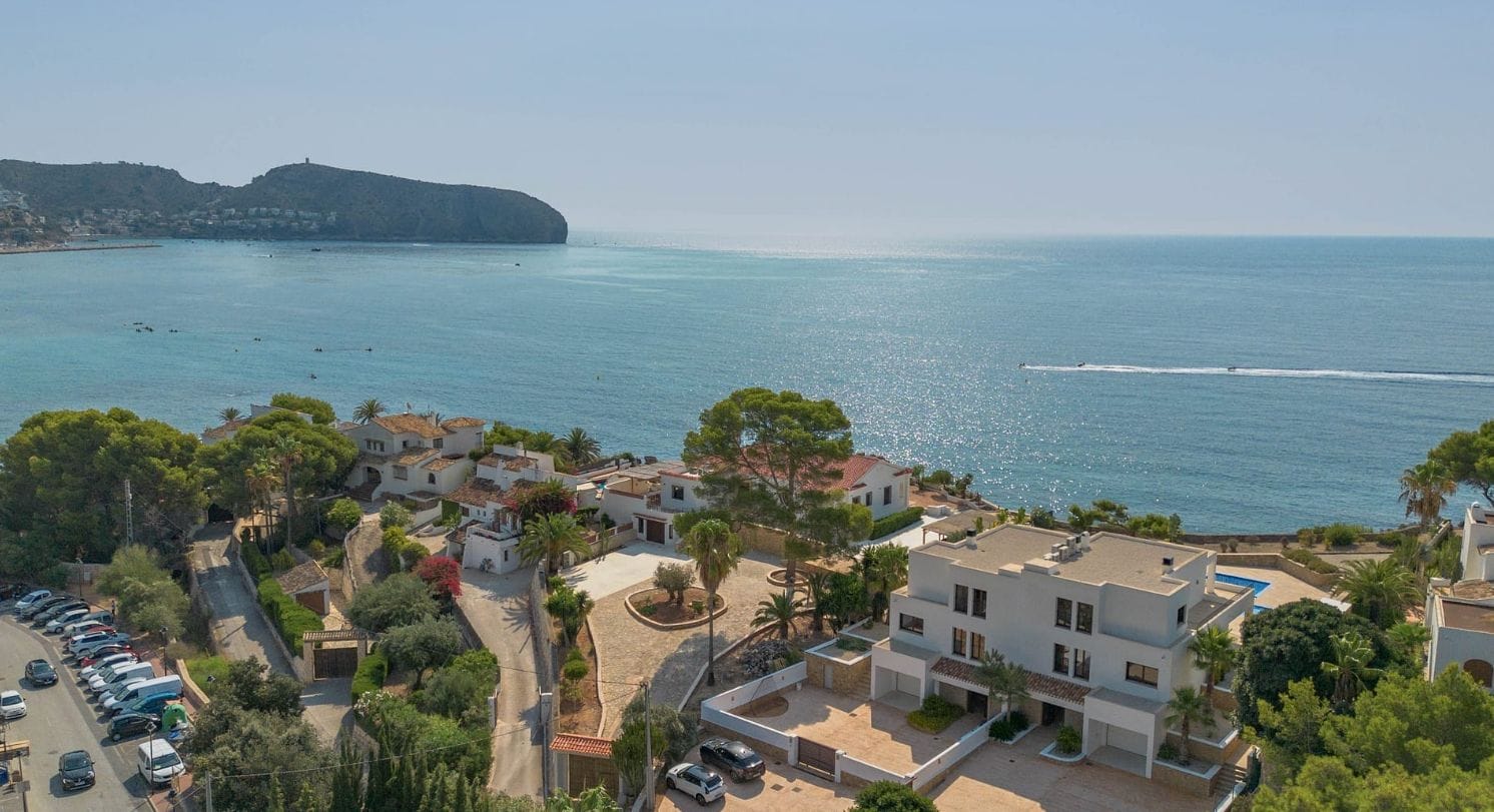 Exclusiva Villa Mediterránea Reformada con Vistas al Mar en Moraira