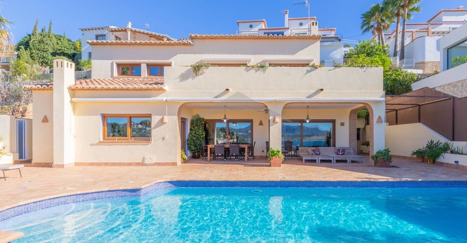 Extraordinair villa met zwembad en tuin, 4 slaapkamers.