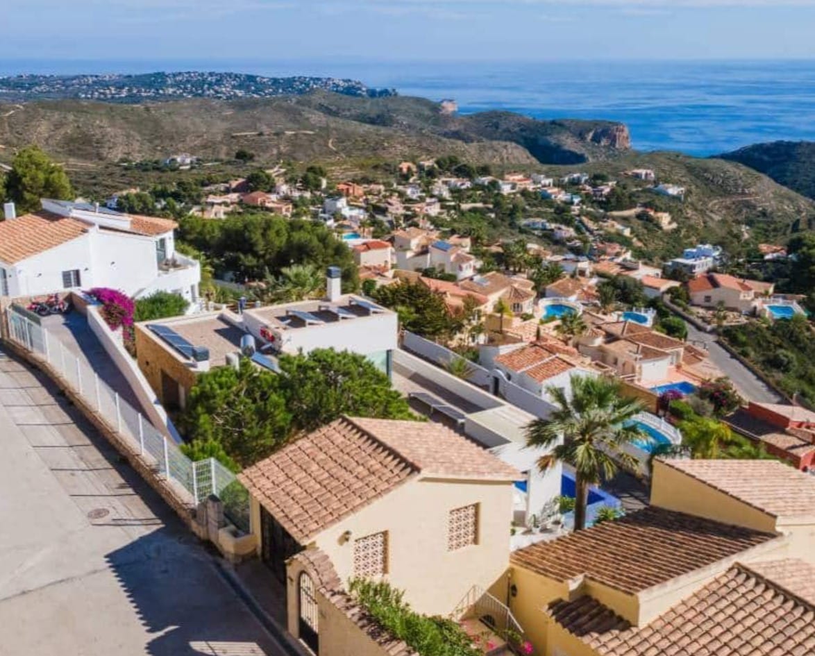 Villa de lujo con vistas panorámicas al mar en Moraira – diseño moderno, piscina climatizada