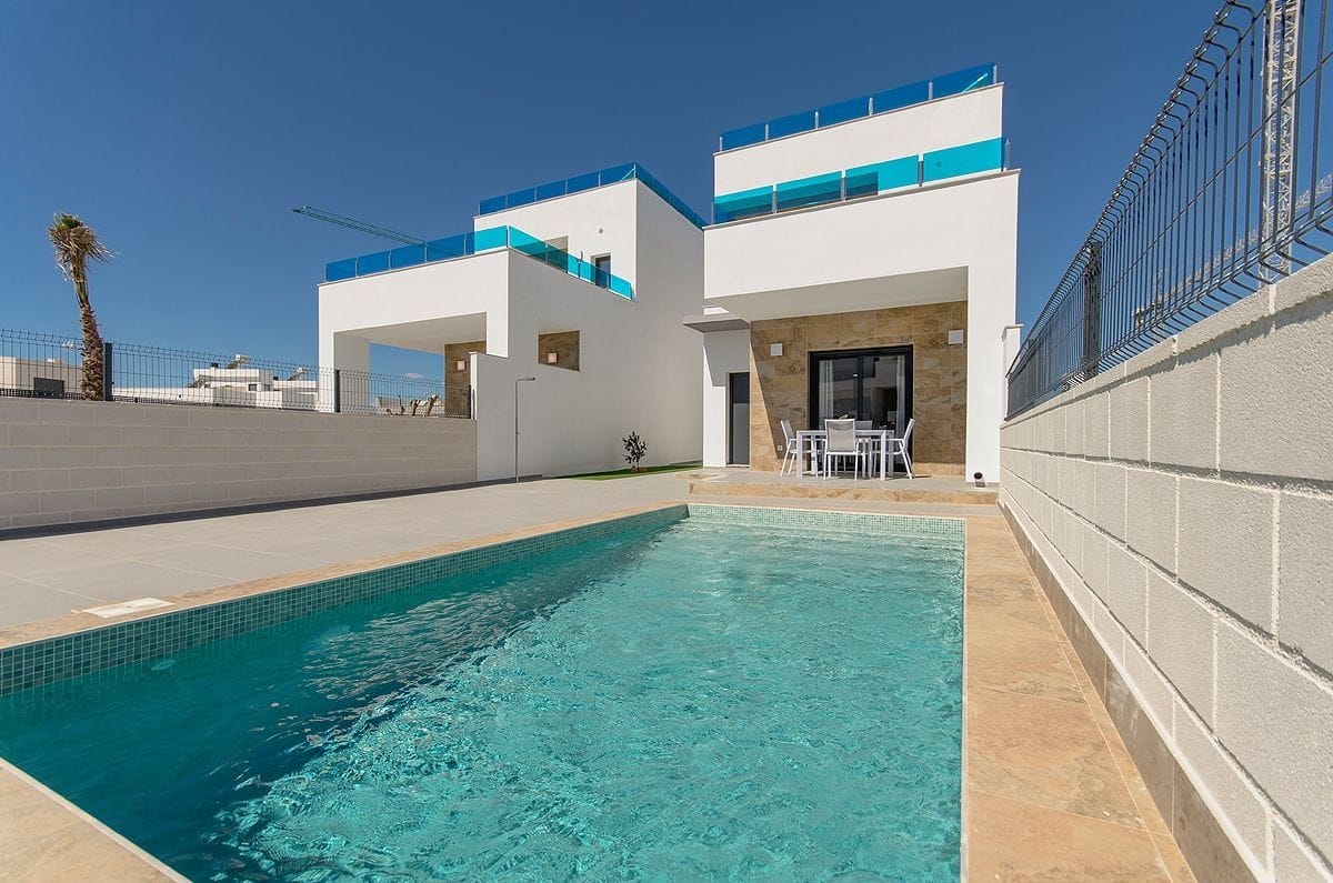 Chalet moderno con vistas al mar y a la montaña en Polop