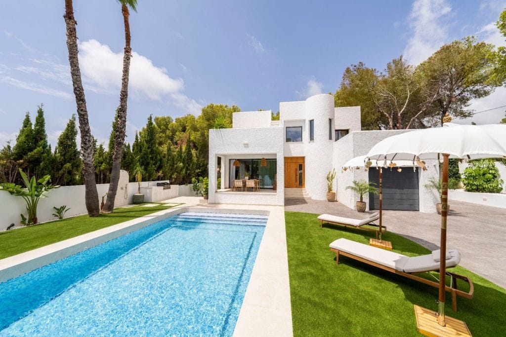 Exclusiva villa de estilo ibicenco en Altea con vistas al mar y piscina privada