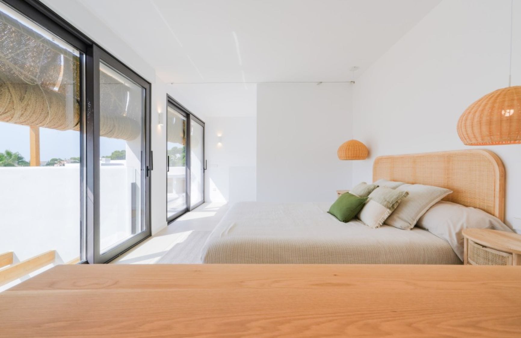 Villa ibicenca de obra nueva con vistas al mar en Moraira