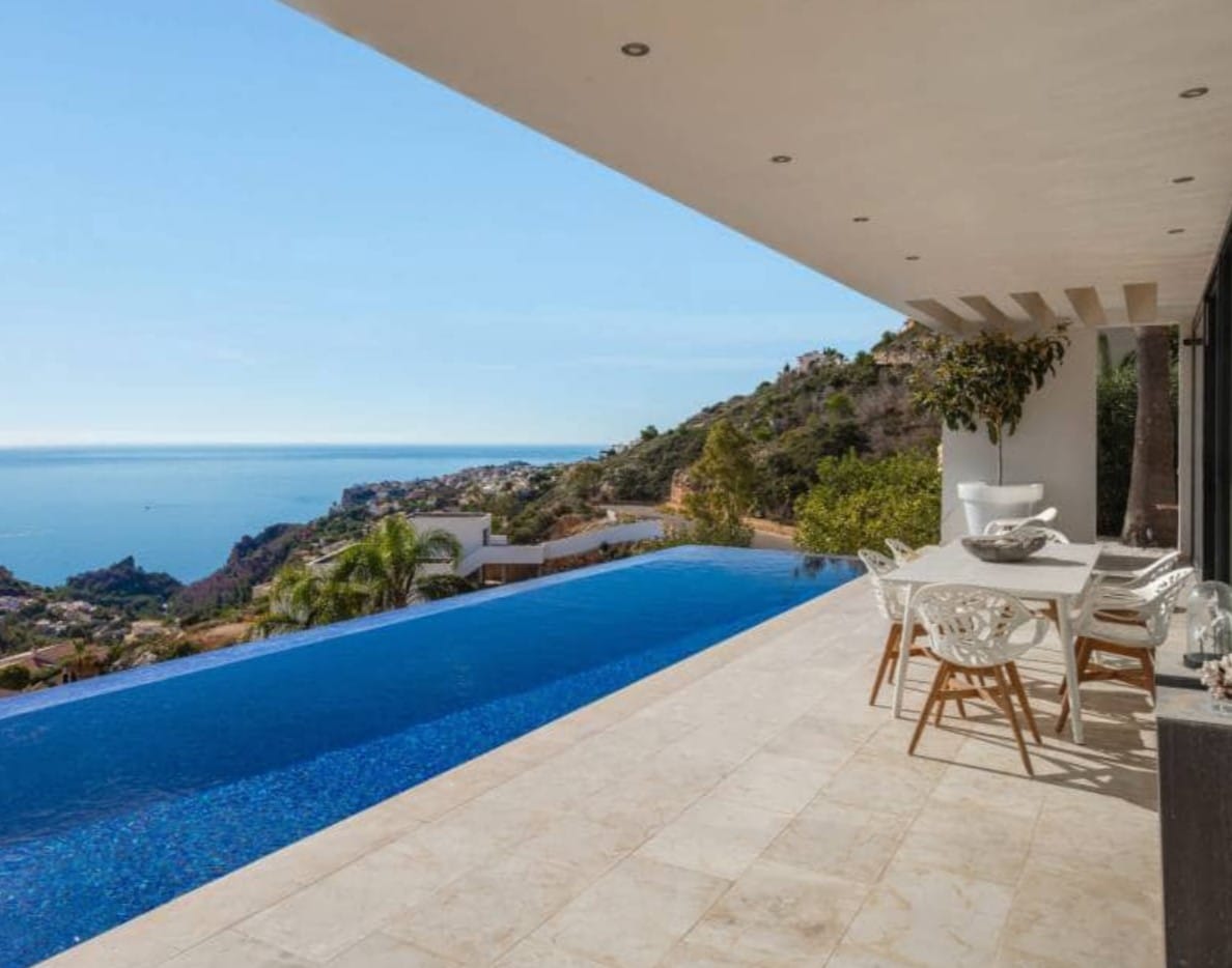 Villa de lujo con vistas panorámicas al mar en Moraira – diseño moderno, piscina climatizada