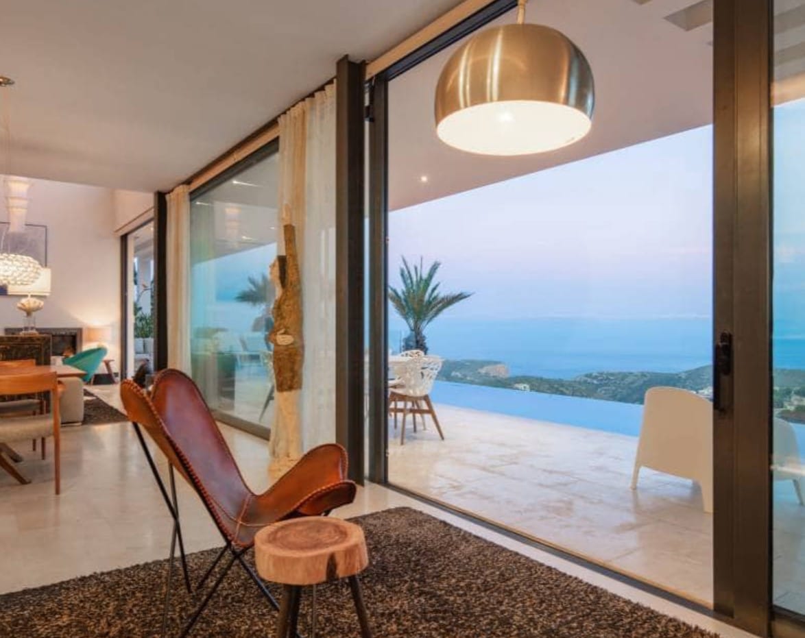 Villa de lujo con vistas panorámicas al mar en Moraira – diseño moderno, piscina climatizada