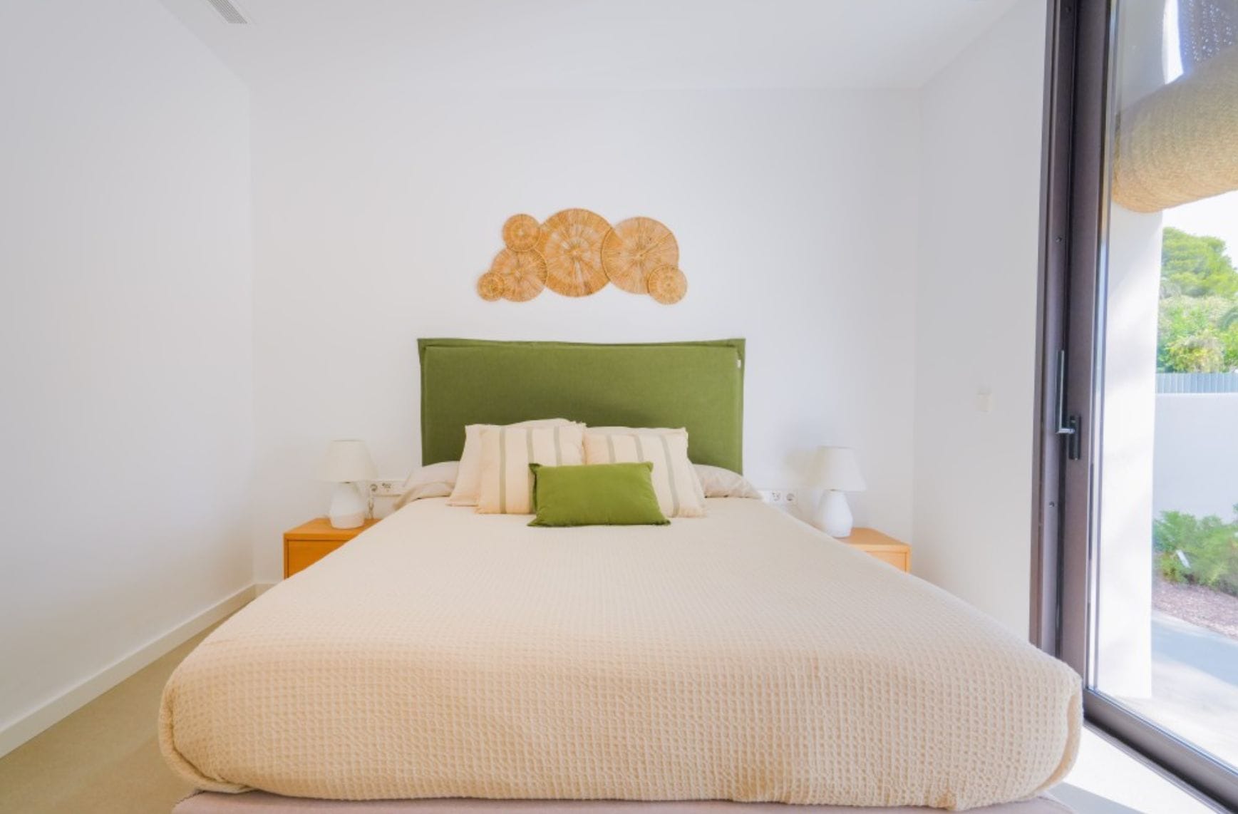 Villa ibicenca de obra nueva con vistas al mar en Moraira