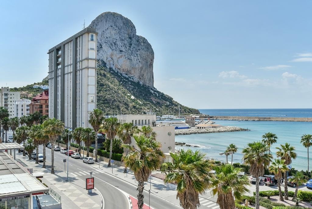 APARTAMENTO DE RECIENTE CONSTRUCCIÓN CON VISTAS AL MAR...