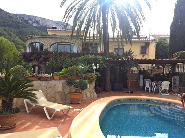 Chalet independiente en venta en Denia