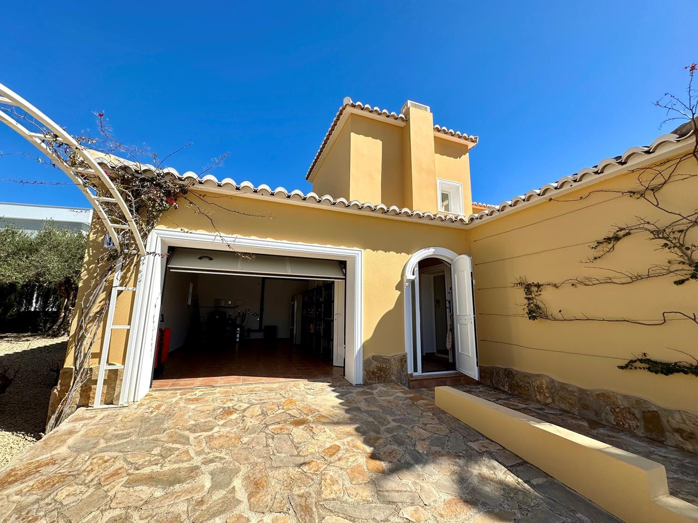 Villa con jardín, piscina privada y vistas al mar en Cumbre del Sol