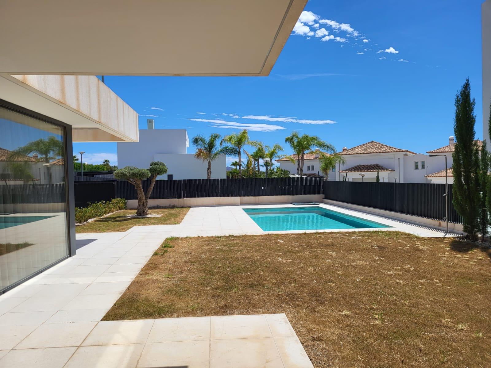 Villa a la venta con 4 habitaciones y piscina en Finestrat, Sierra Cortina