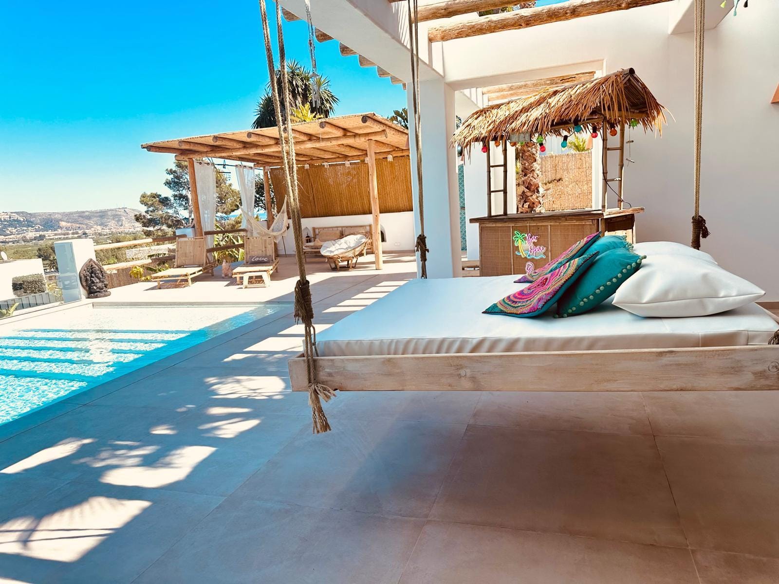 Exclusiva villa moderna en Jávea con vistas al mar y al Montgó