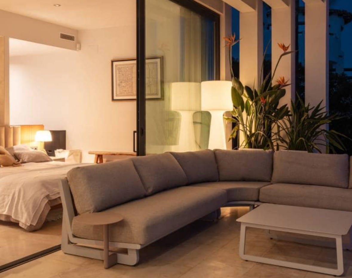 Villa de lujo con vistas panorámicas al mar en Moraira – diseño moderno, piscina climatizada