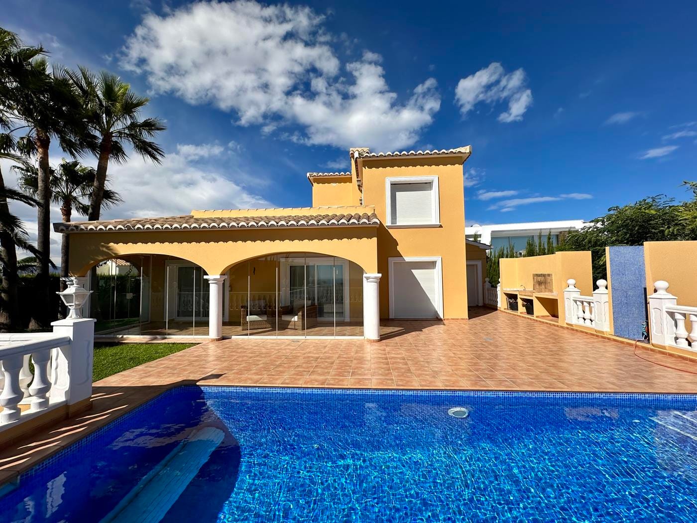 Villa con jardín, piscina privada y vistas al mar en Cumbre del Sol