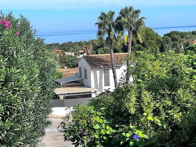 Chalet a reformar con vistas despejadas al mar y al Montgo en Denia