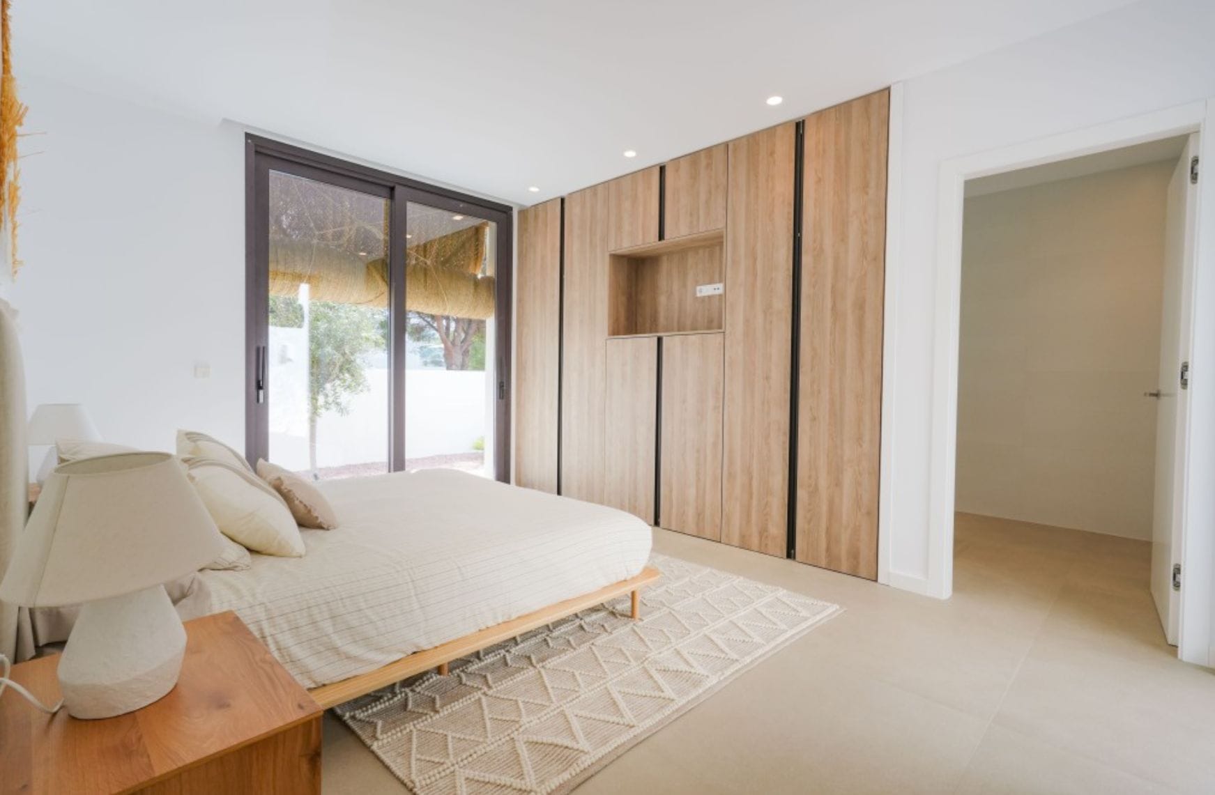 Villa ibicenca de obra nueva con vistas al mar en Moraira