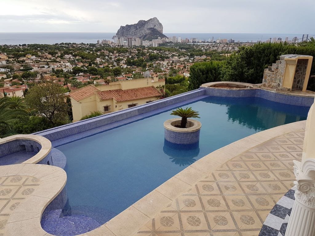 VILLA CON IMPRESIONANTES VISTAS AL MAR Y A LA COSTA