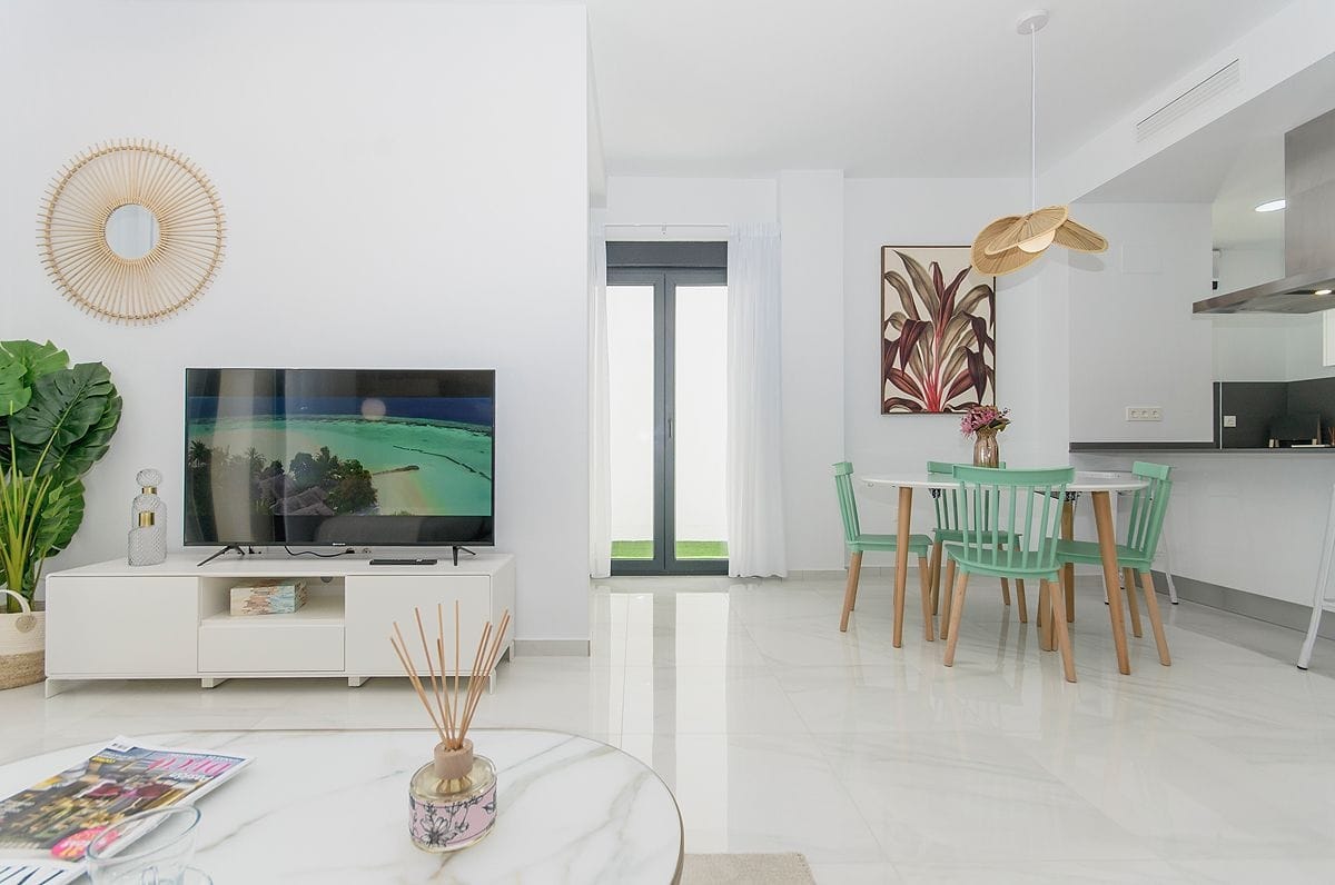 Chalet moderno con vistas al mar y a la montaña en Polop