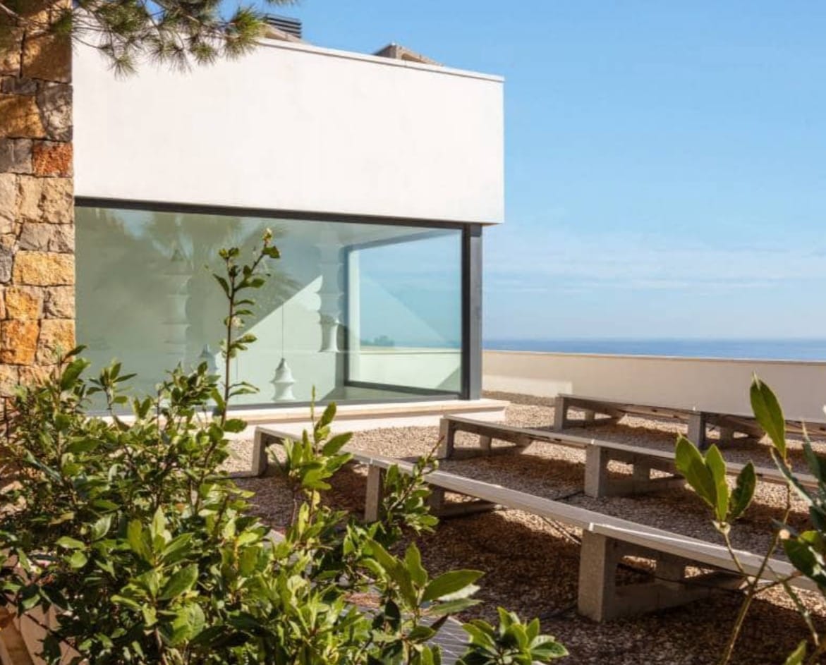 Villa de lujo con vistas panorámicas al mar en Moraira – diseño moderno, piscina climatizada