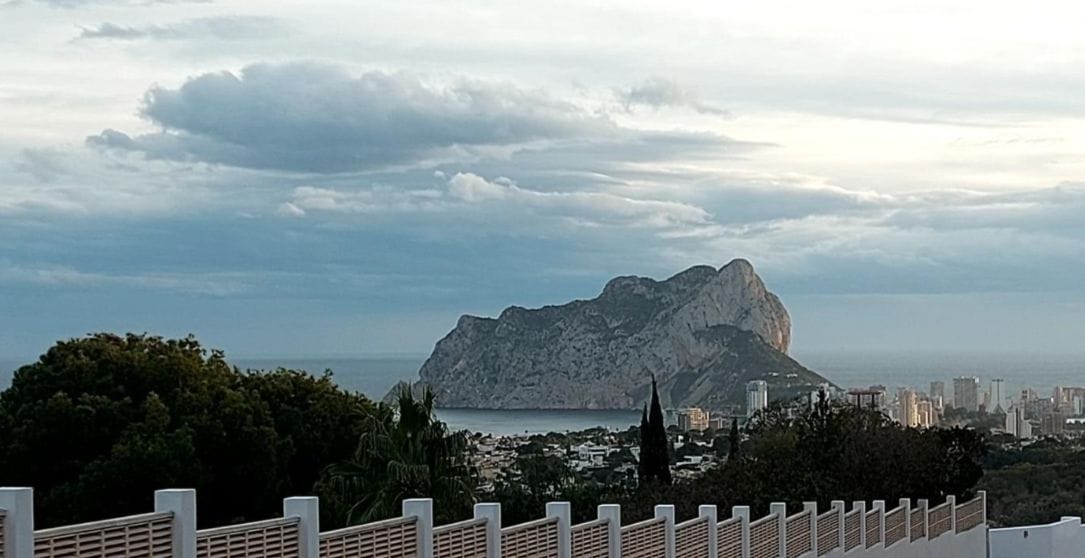 Exclusiva parcela con vistas panorámicas al mar en Benisa