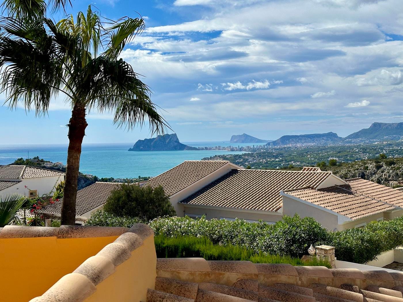 Villa con jardín, piscina privada y vistas al mar en Cumbre del Sol