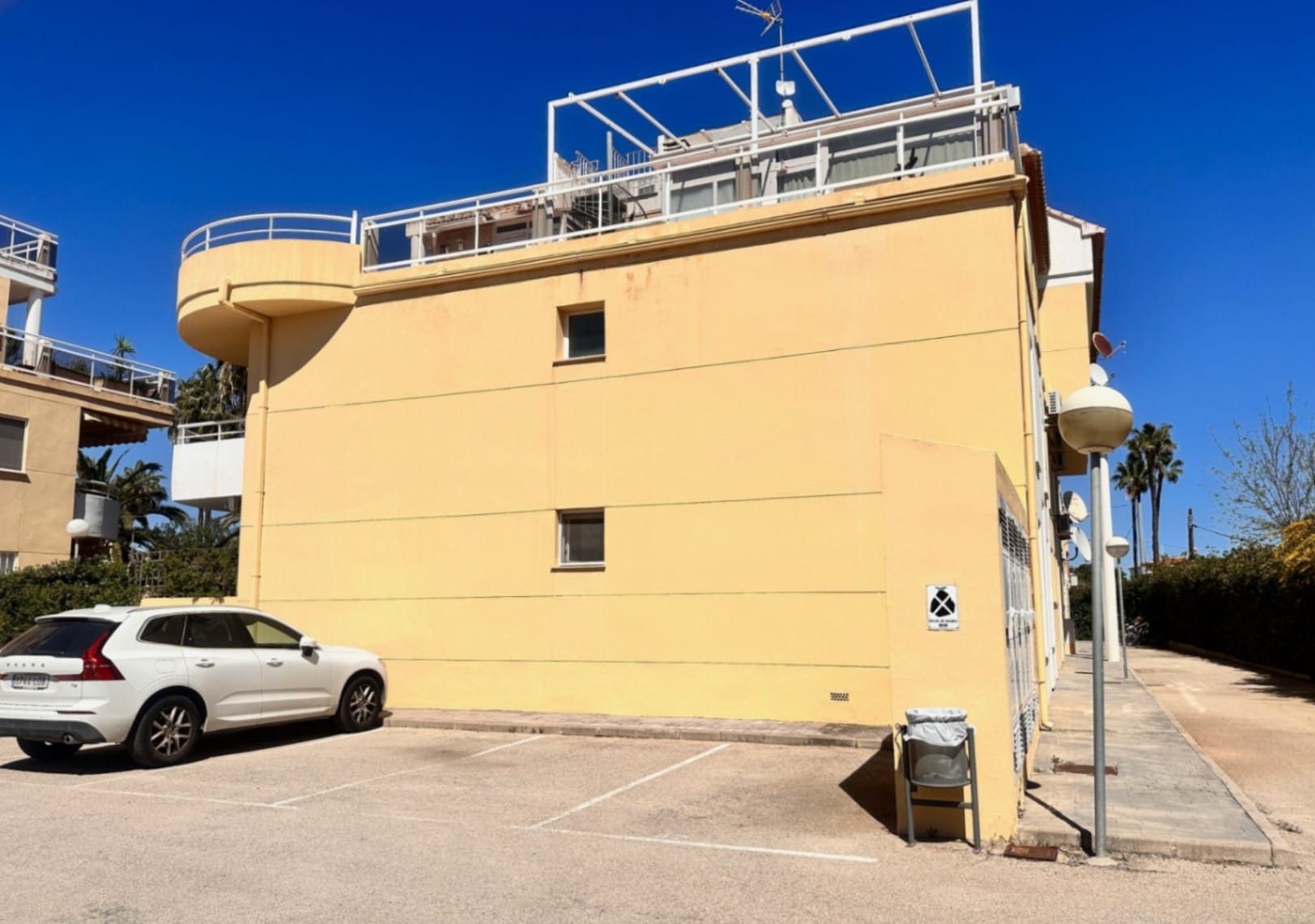 Amplio ático con gran terraza, piscina y excelente ubicación en Dénia (Las Marinas)
