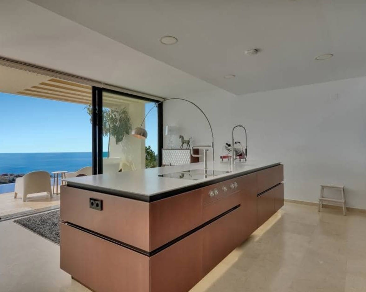 Villa de lujo con vistas panorámicas al mar en Moraira – diseño moderno, piscina climatizada