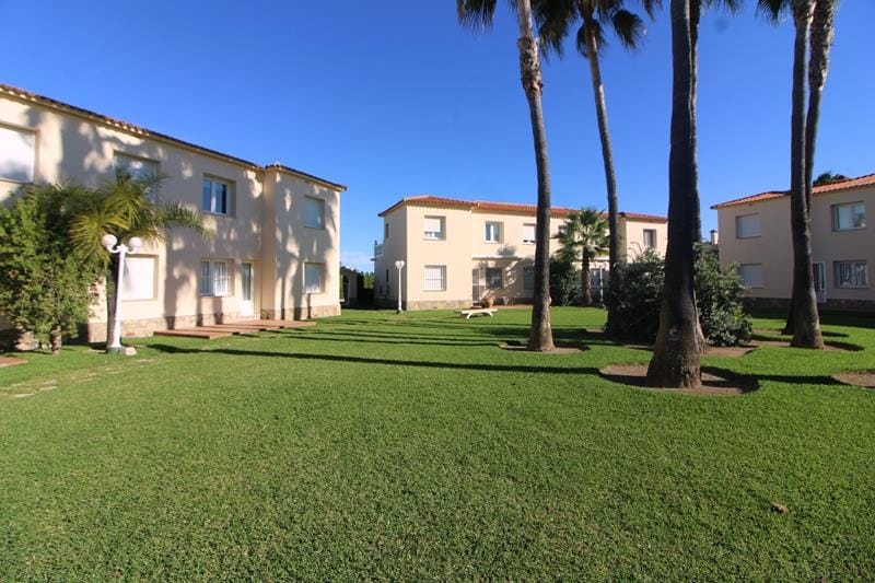Amplio apartamento adosado en Oliva Nova