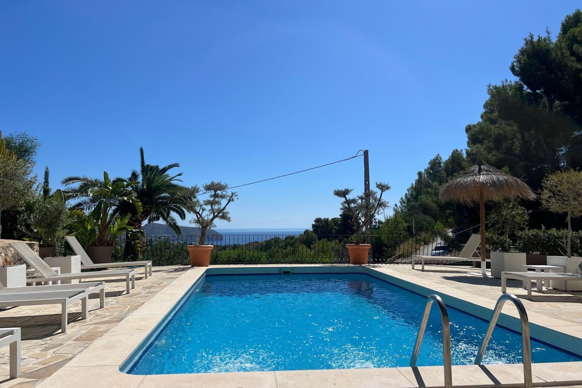 Ibizan villa mit großem Privatgrundstück und Meerblick zum Verkauf in Moraira.