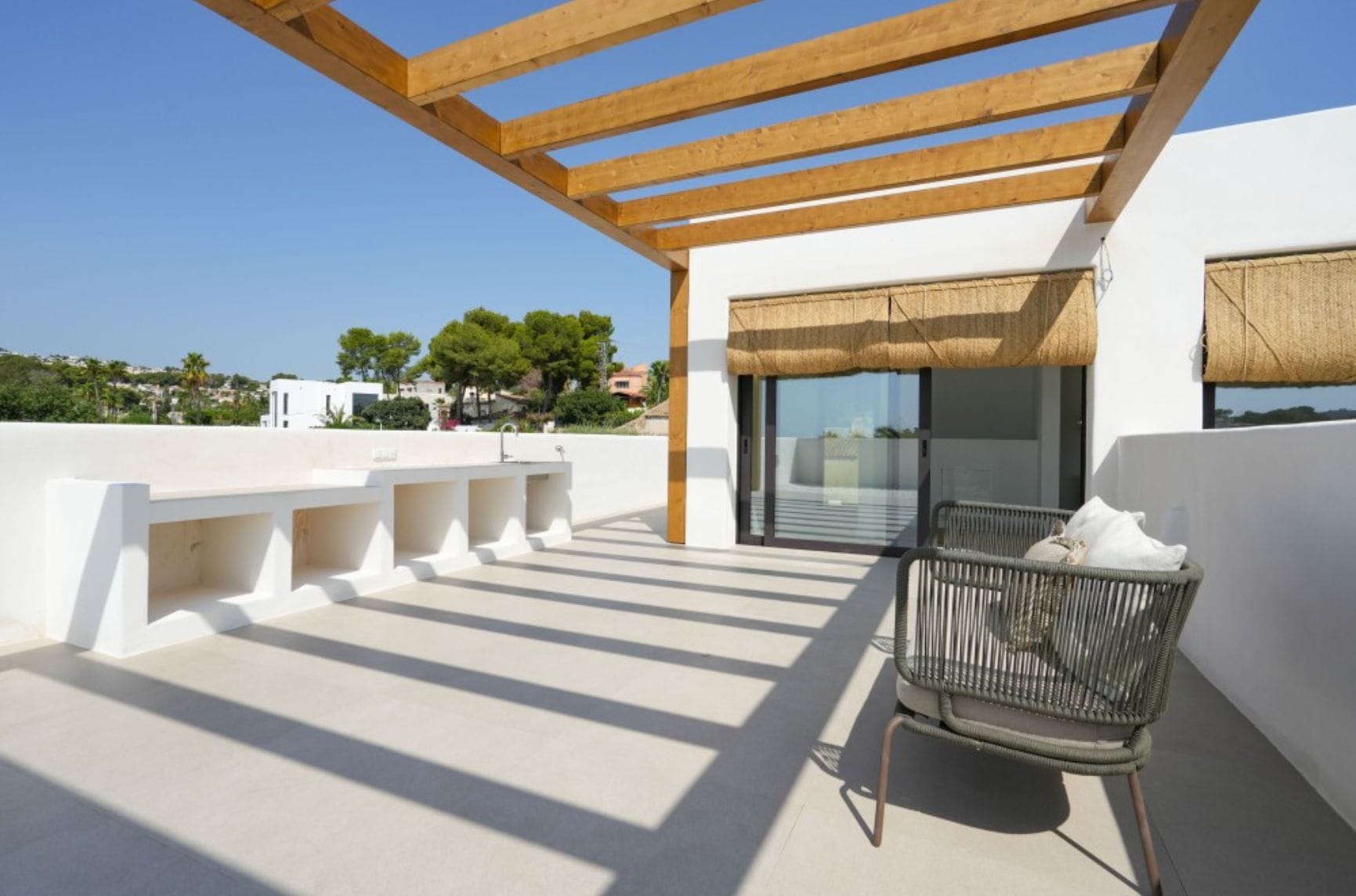 Villa ibicenca de obra nueva con vistas al mar en Moraira