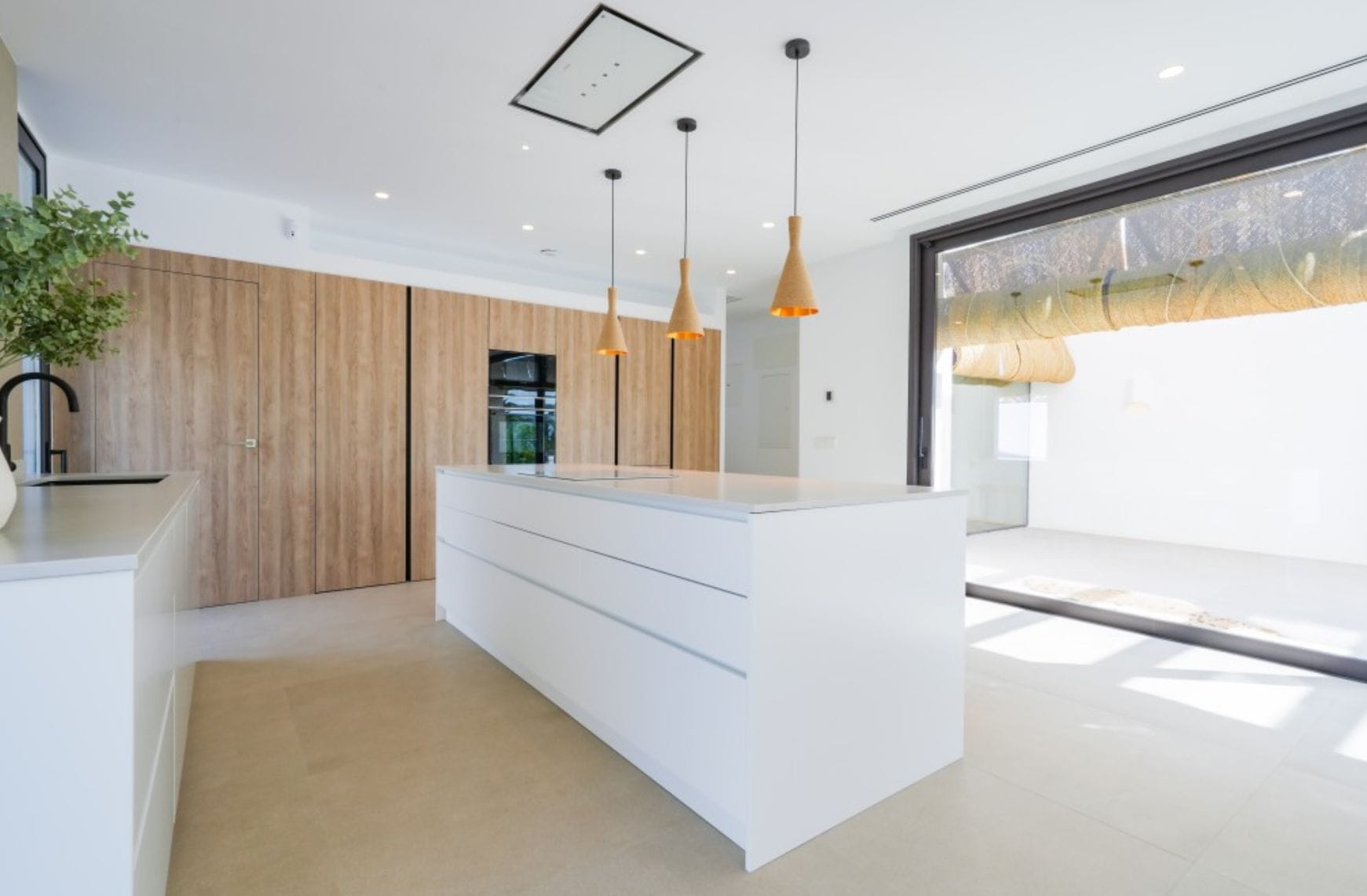 Villa ibicenca de obra nueva con vistas al mar en Moraira