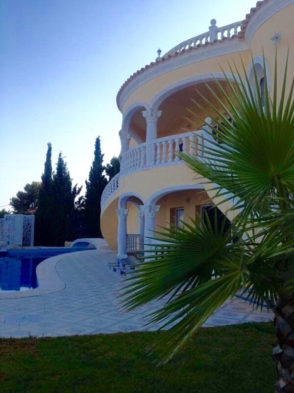 VILLA CON IMPRESIONANTES VISTAS AL MAR Y A LA COSTA