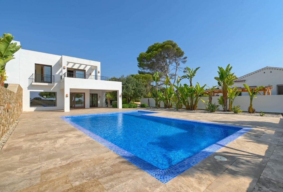 Exclusiva Villa Mediterránea Reformada con Vistas al Mar en Moraira