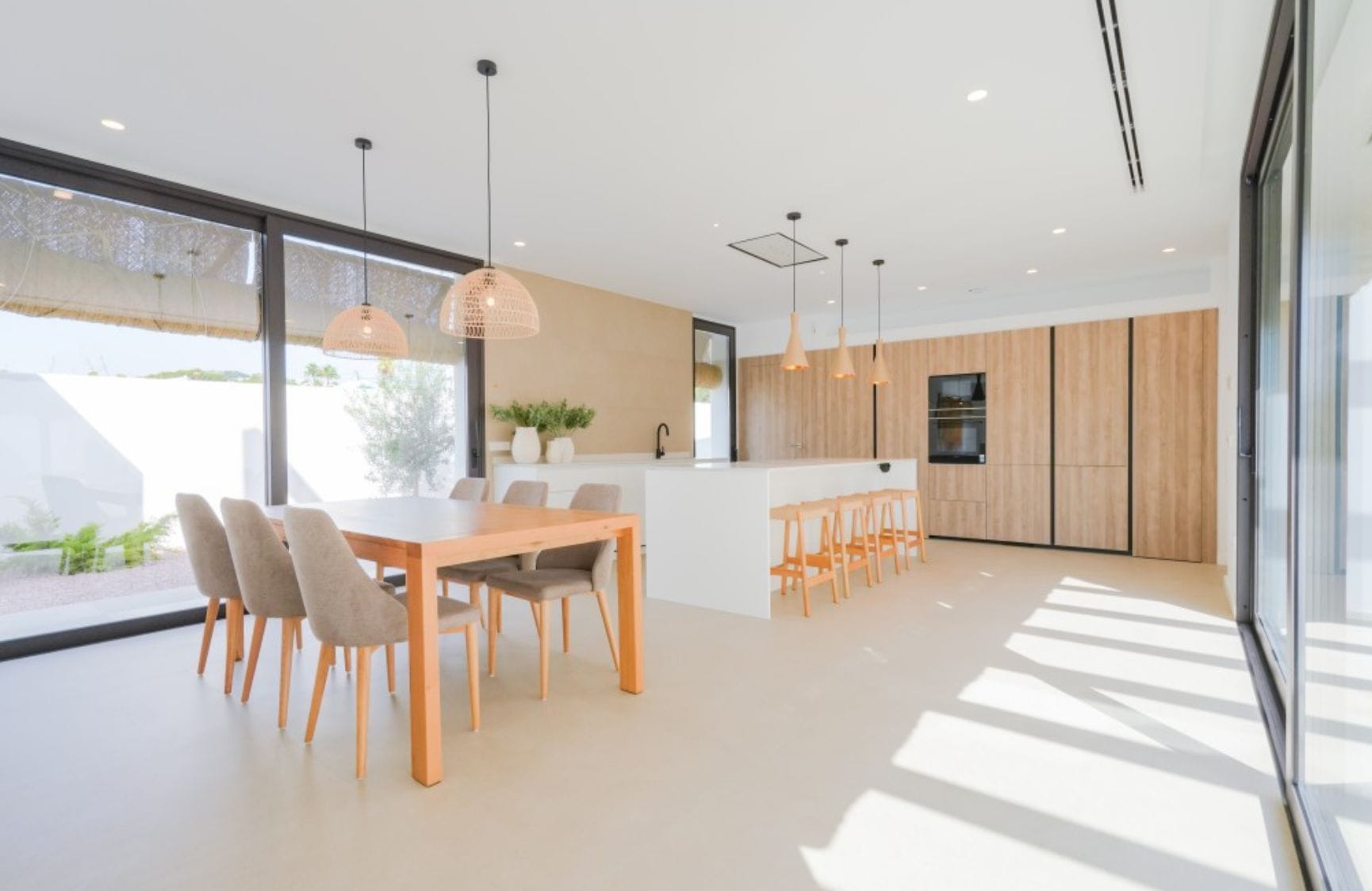 Villa ibicenca de obra nueva con vistas al mar en Moraira