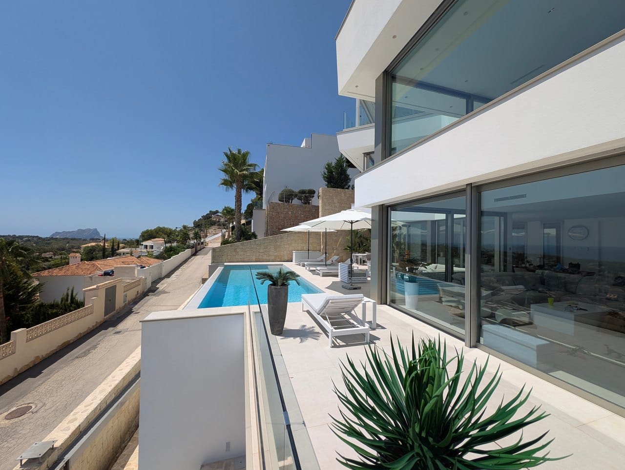 Espectacular villa de lujo con vistas al mar en Moraira, terrazas panorámicas, piscina infinity y azotea wellness