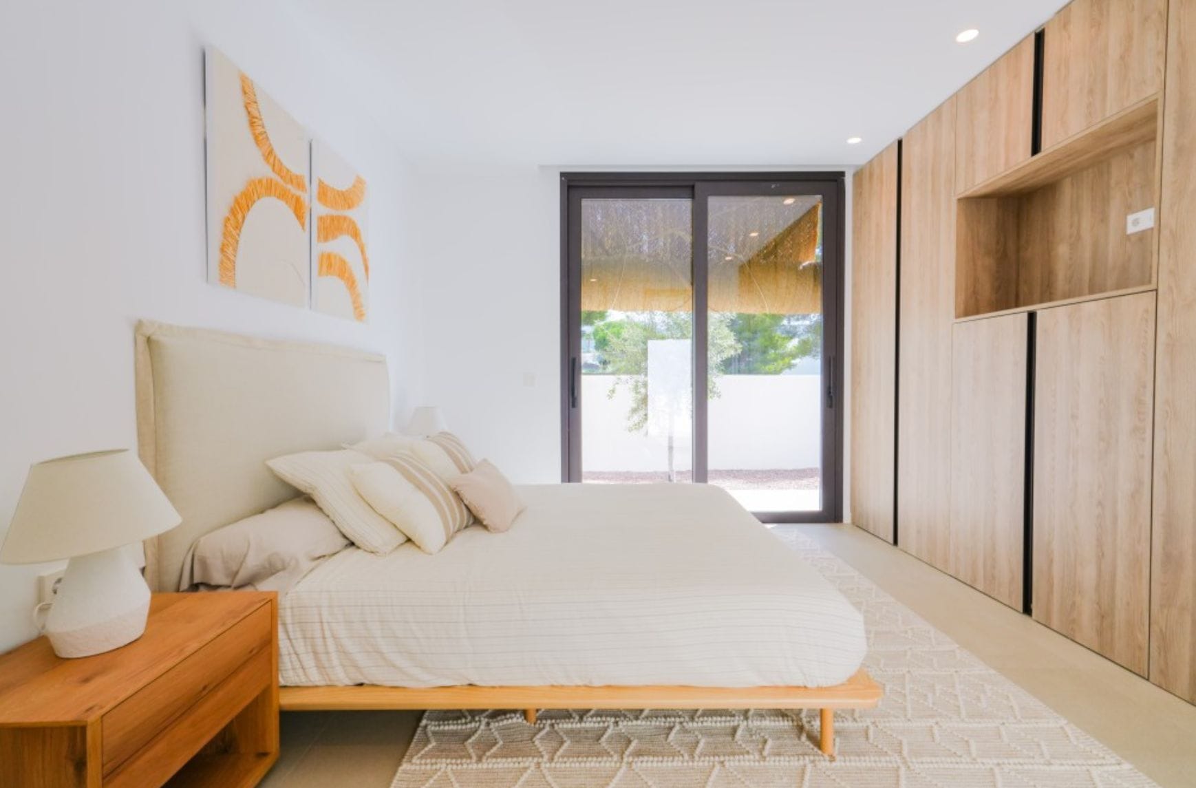 Villa ibicenca de obra nueva con vistas al mar en Moraira