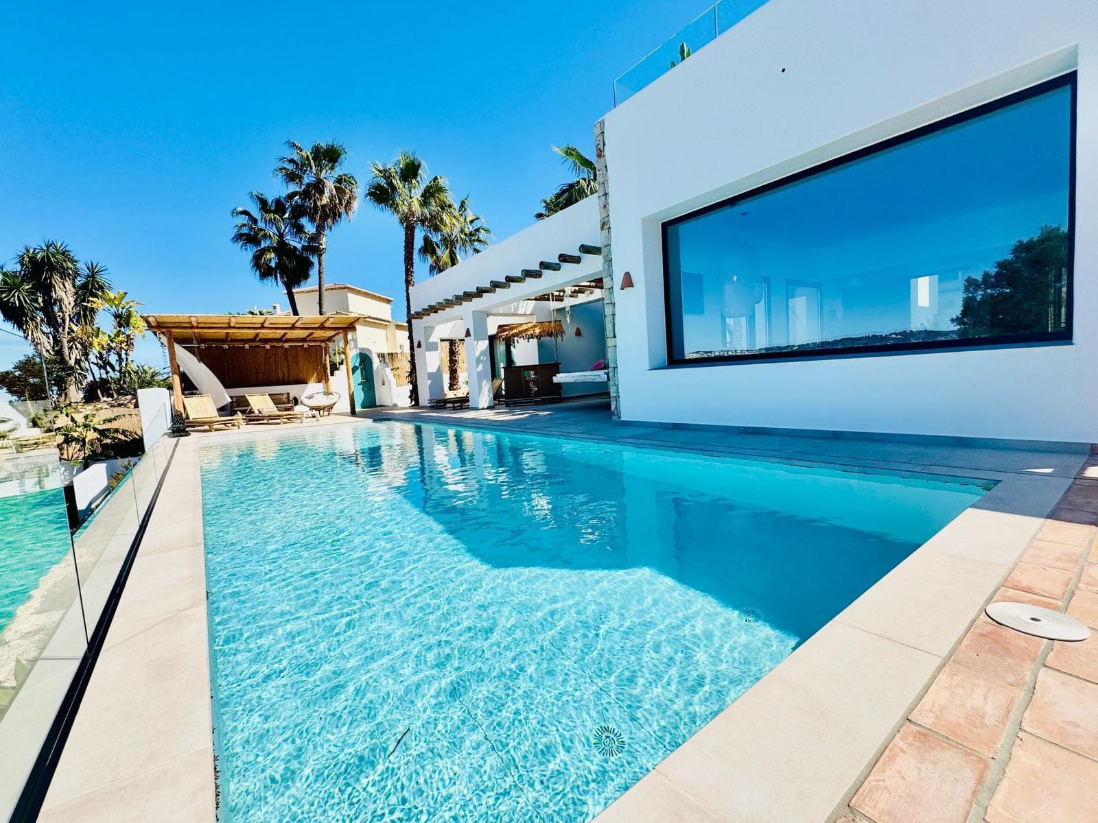 Exclusiva villa moderna en Jávea con vistas al mar y al Montgó