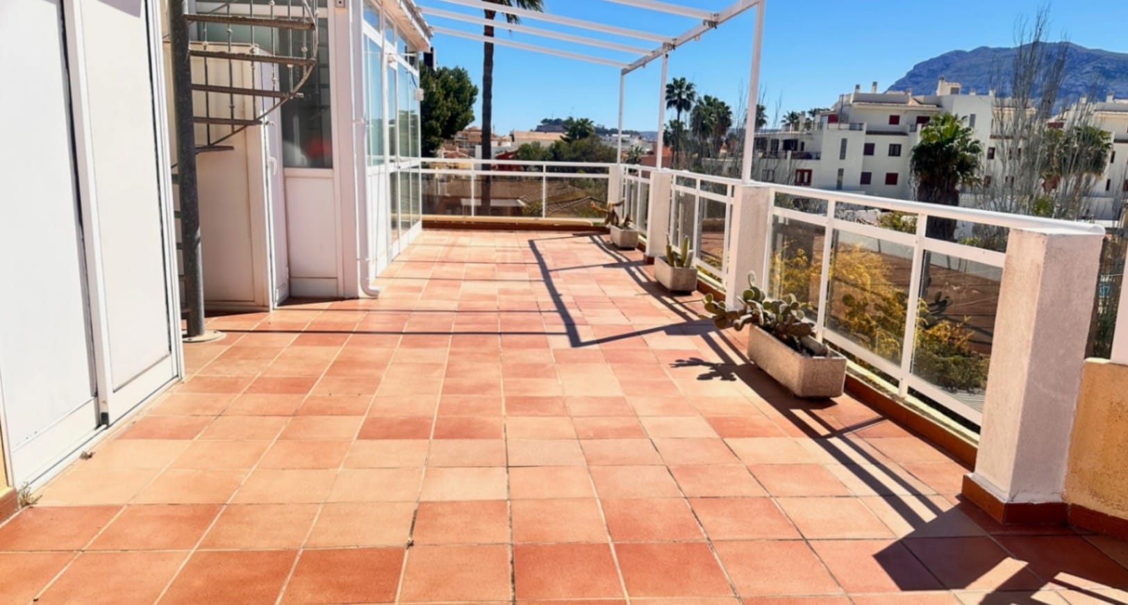 Amplio ático con gran terraza, piscina y excelente ubicación en Dénia (Las Marinas)