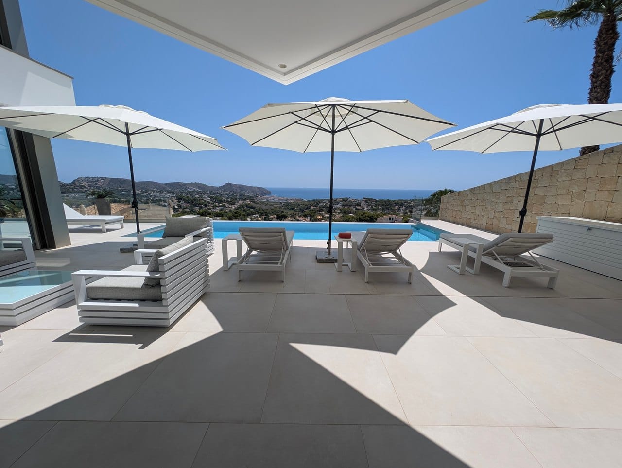 Espectacular villa de lujo con vistas al mar en Moraira, terrazas panorámicas, piscina infinity y azotea wellness