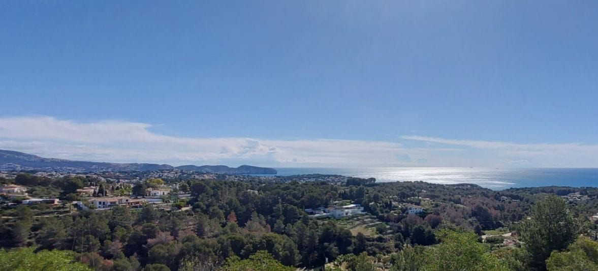 Exclusiva parcela con vistas panorámicas al mar en Benisa