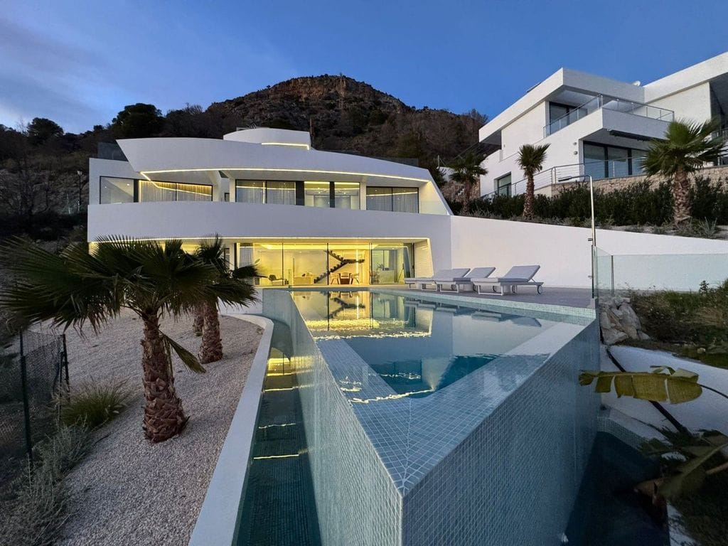 Villa en venta con 4 dormitorios y piscina en Altea