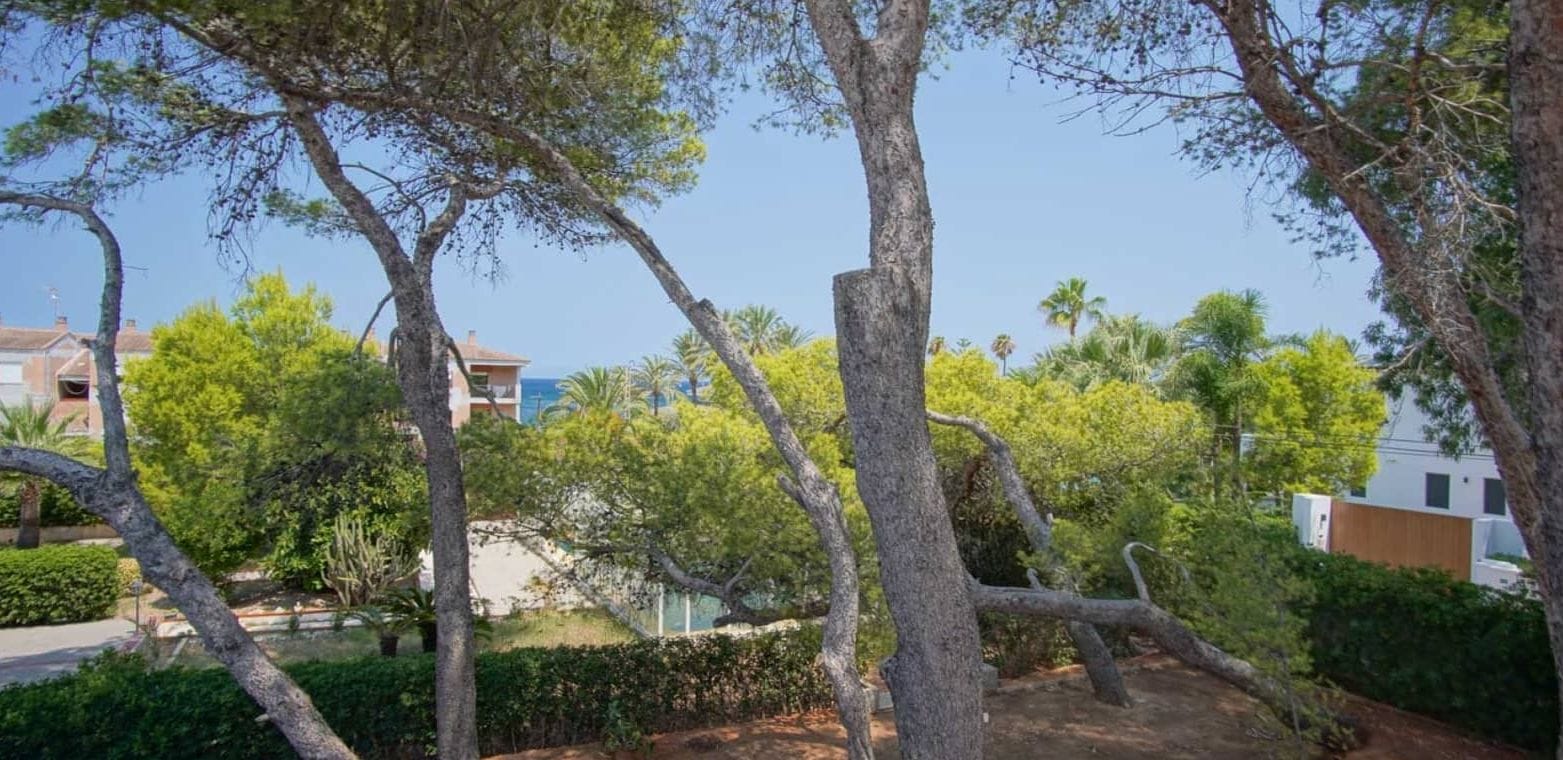 Exclusiva propiedad con vistas al mar y gran parcela en Las Rotas – Dénia