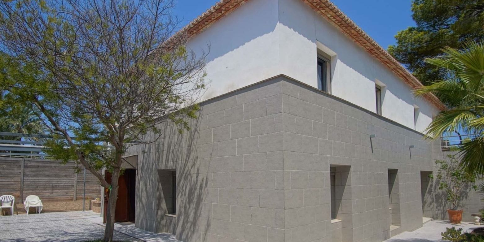 Exclusiva propiedad con vistas al mar y gran parcela en Las Rotas – Dénia