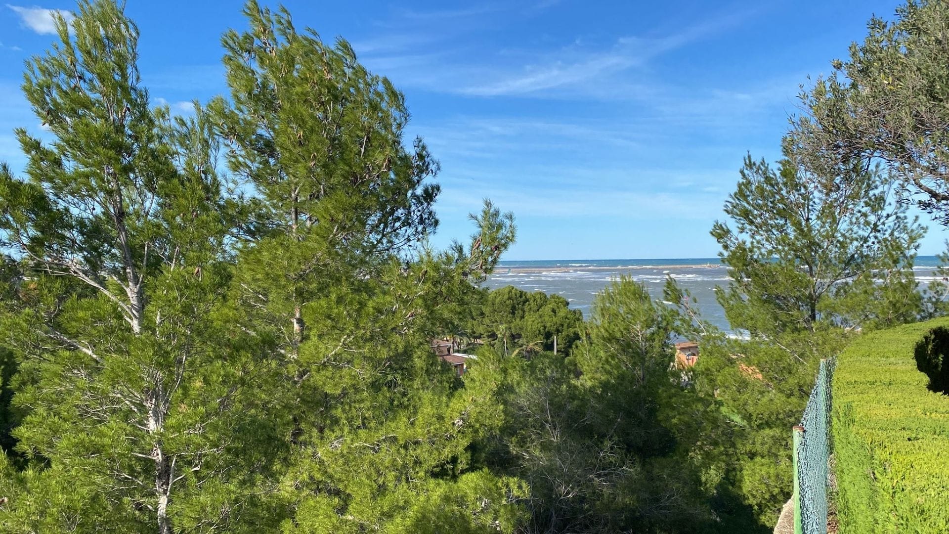 Parcela con proyecto y licencia en Denia