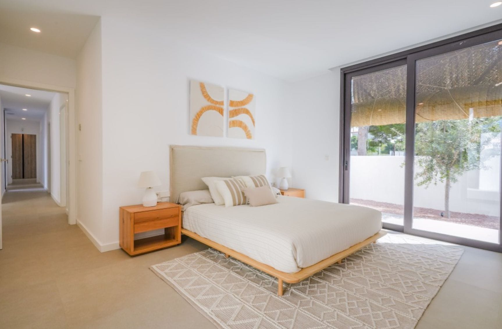 Villa ibicenca de obra nueva con vistas al mar en Moraira