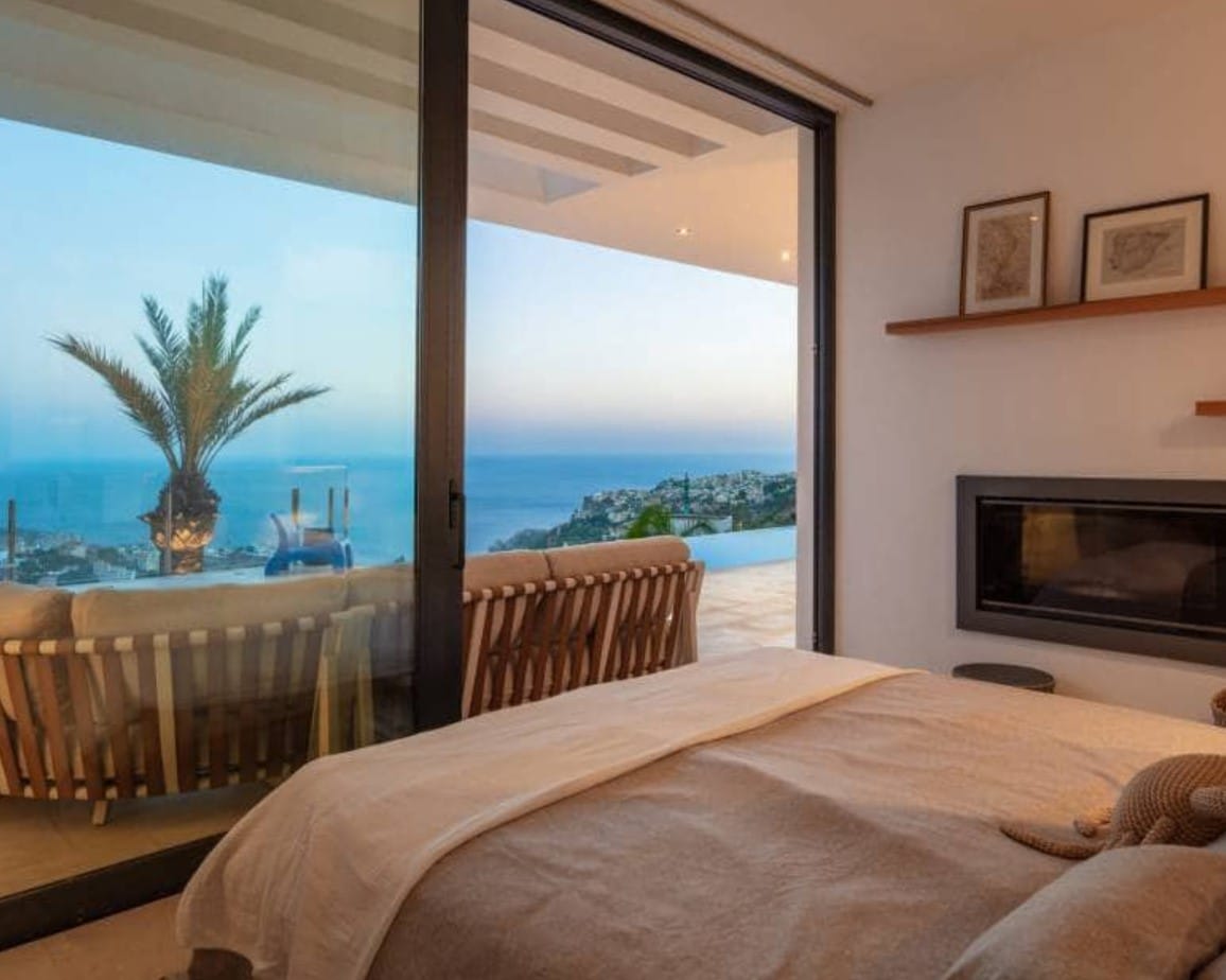 Villa de lujo con vistas panorámicas al mar en Moraira – diseño moderno, piscina climatizada