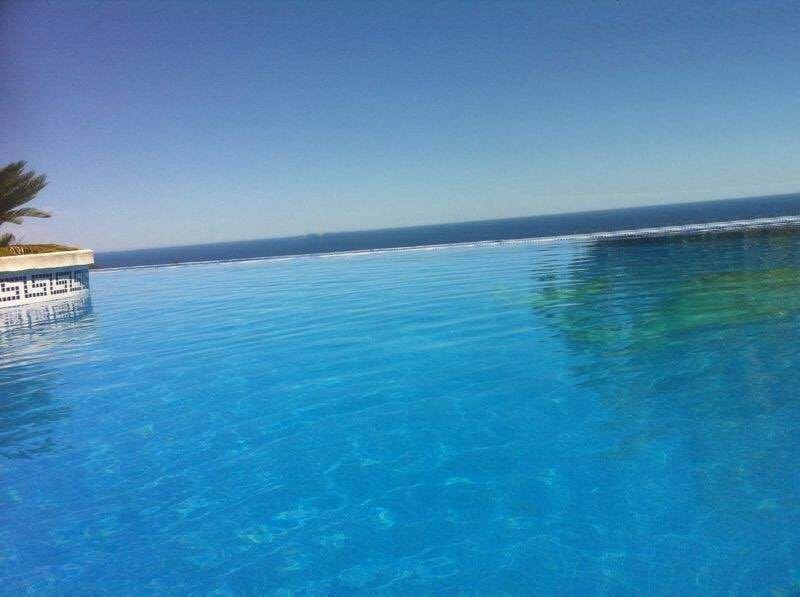 VILLA CON IMPRESIONANTES VISTAS AL MAR Y A LA COSTA