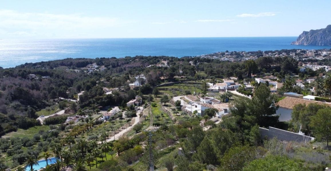 Exclusiva parcela con vistas panorámicas al mar en Benisa