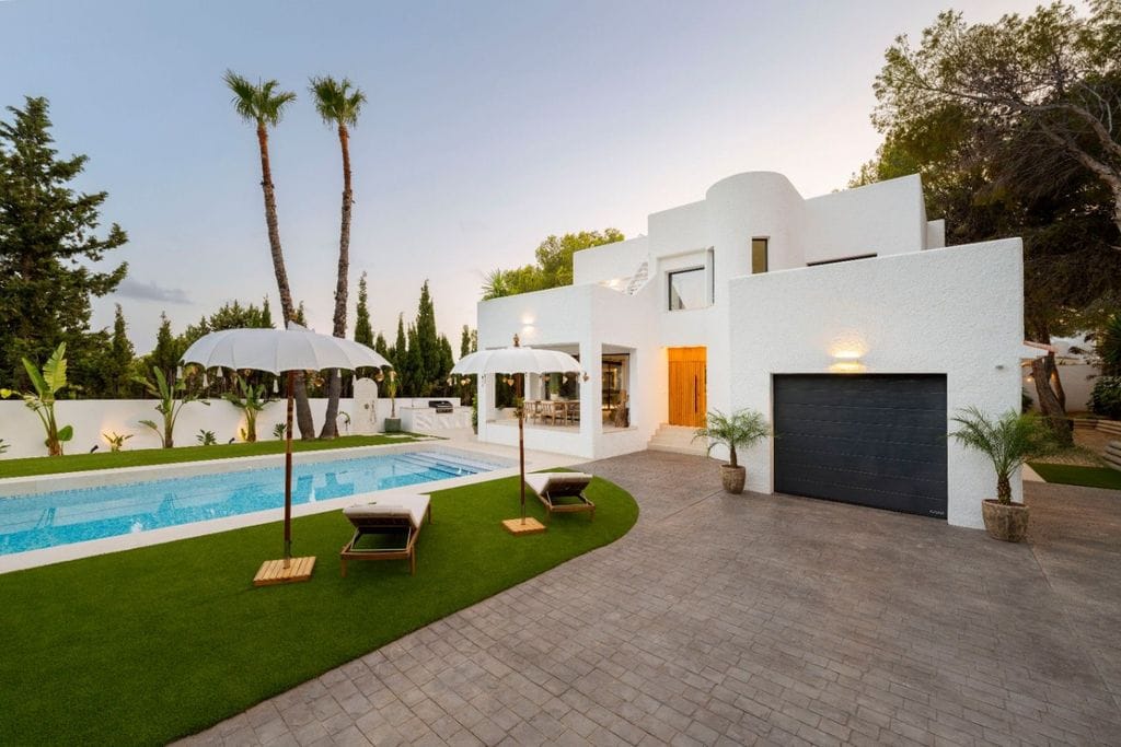 Exclusiva villa de estilo ibicenco en Altea con vistas al mar y piscina privada