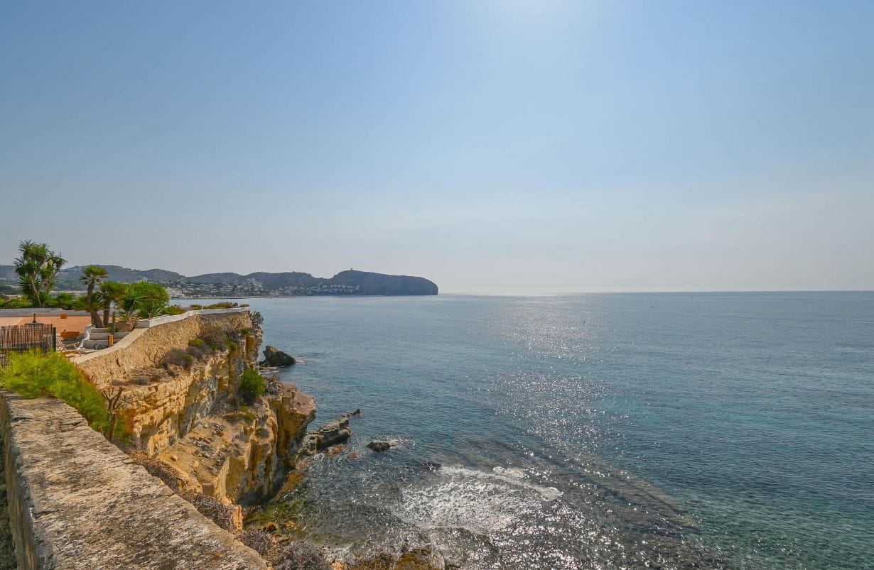 Exclusiva Villa Mediterránea Reformada con Vistas al Mar en Moraira