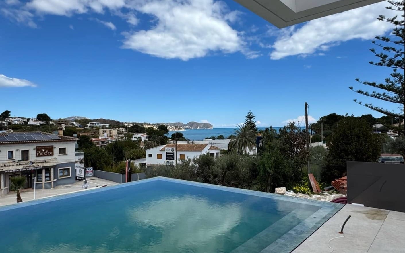 LUXE VILLA OP LOOPAFSTAND VAN HET STRAND IN BENISSA